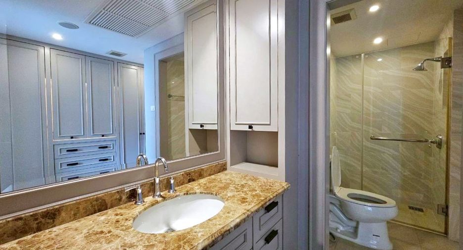 For rent 2 bedrooms condo in Pathum Wan, Bangkok
