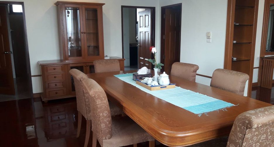 For rent 3 bedrooms condo in Khlong Toei, Bangkok
