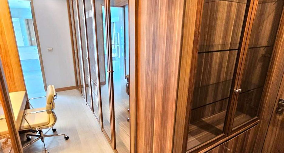 For rent 3 bedrooms condo in Watthana, Bangkok
