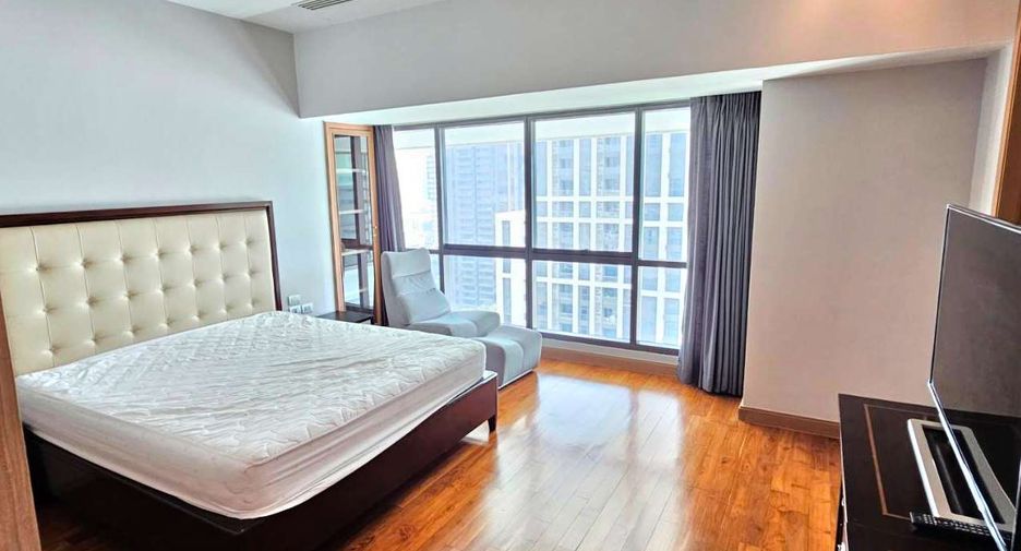 For rent 3 bedrooms condo in Watthana, Bangkok