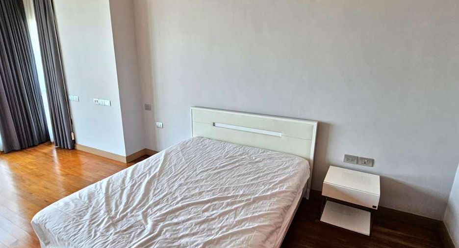 For rent 3 bedrooms condo in Watthana, Bangkok