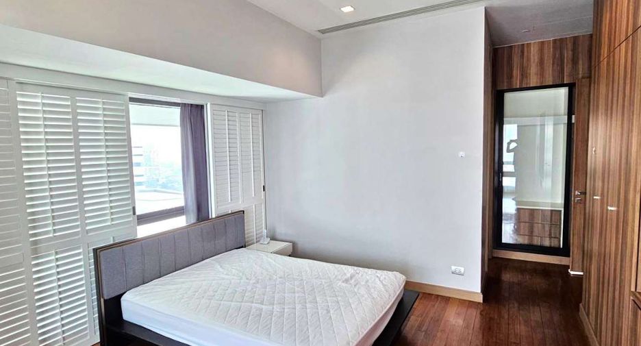 For rent 3 bedrooms condo in Watthana, Bangkok