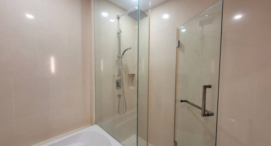 For rent 3 bedrooms condo in Khlong Toei, Bangkok