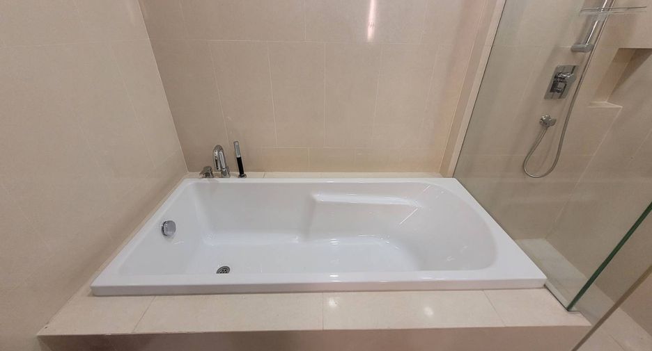 For rent 3 bedrooms condo in Khlong Toei, Bangkok