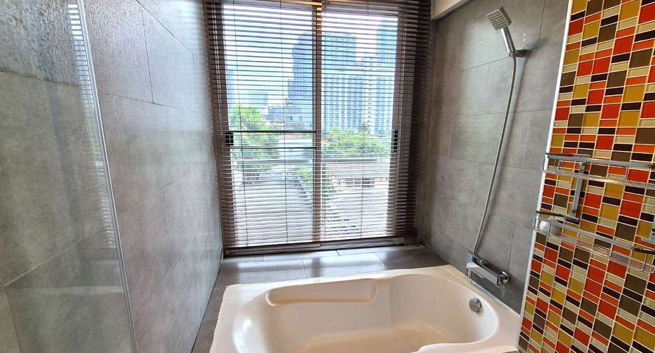 For rent studio condo in Khlong Toei, Bangkok
