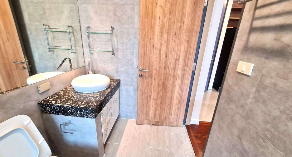 For rent studio condo in Khlong Toei, Bangkok