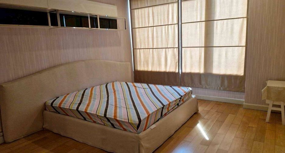 For rent 3 bedrooms condo in Sathon, Bangkok