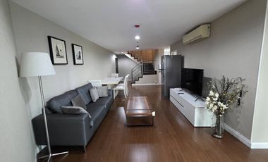 Condo en alquiler y en venta de 3 habitaciones en Huai Khwang, Bangkok