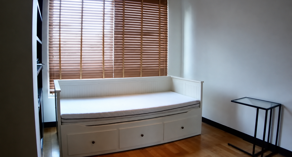 For rent 2 bedrooms condo in Yan Nawa, Bangkok