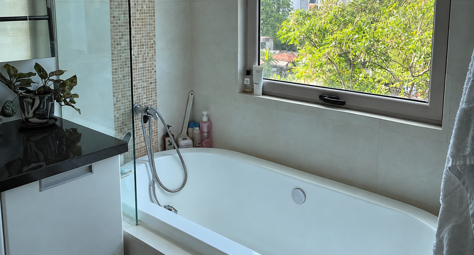 For rent 2 bedrooms condo in Yan Nawa, Bangkok