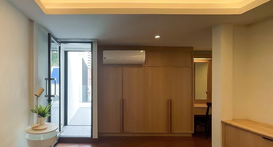 For rent 4 bedrooms townhouse in Watthana, Bangkok