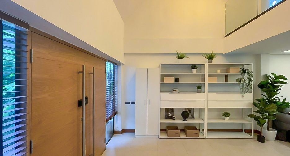 For rent 4 bedrooms townhouse in Watthana, Bangkok