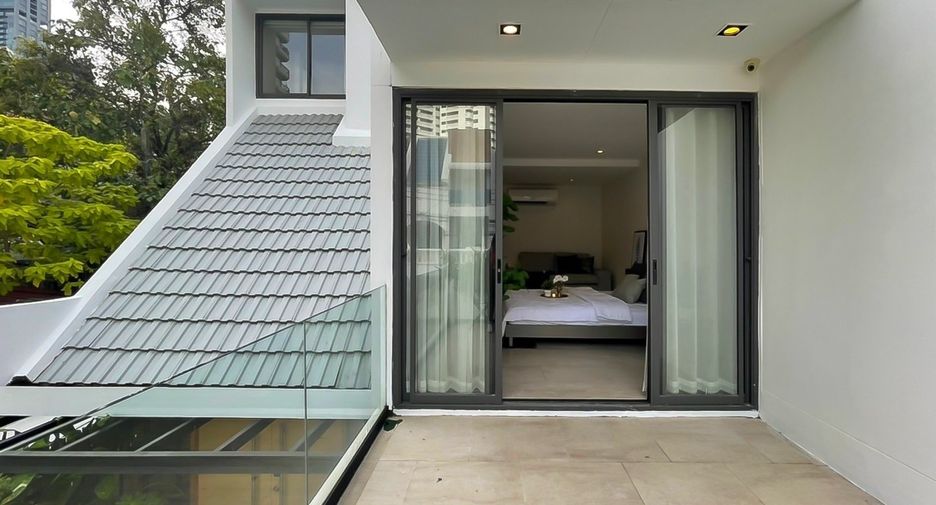 For rent 4 bedrooms townhouse in Watthana, Bangkok