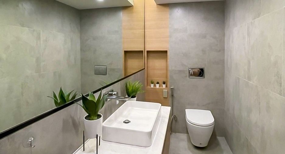 For rent 4 bedrooms townhouse in Watthana, Bangkok