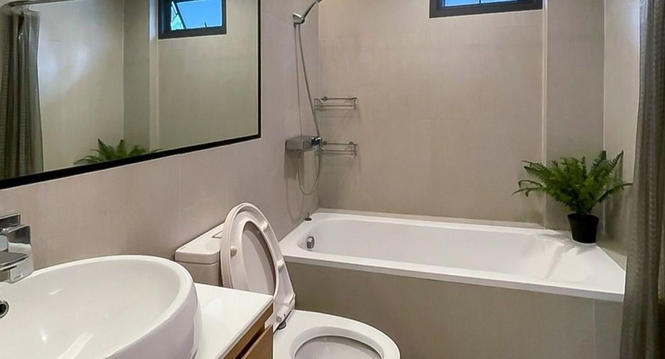 For rent 4 bedrooms townhouse in Watthana, Bangkok