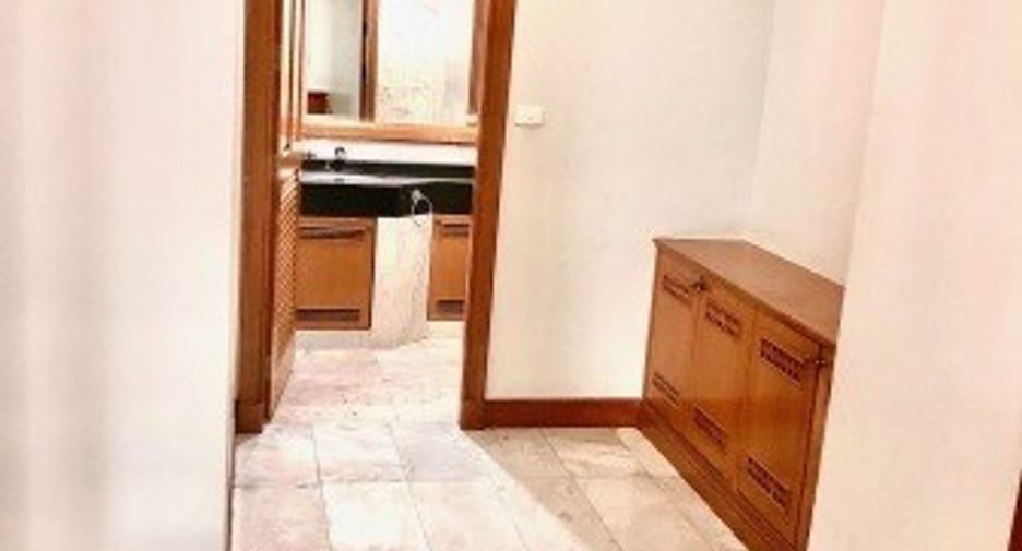 For rent 4 bedrooms condo in Khlong Toei, Bangkok