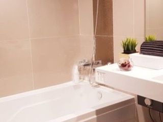 Продажа 2 спальни кондо в Пхра Кханонг, Бангкок