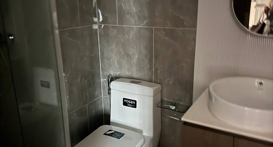 For rent 2 bedrooms condo in Huai Khwang, Bangkok