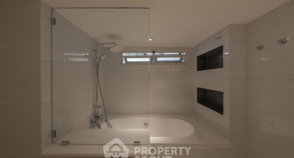 For rent そして for sale 3 ベッドルーム condo in Khlong Toei, Bangkok
