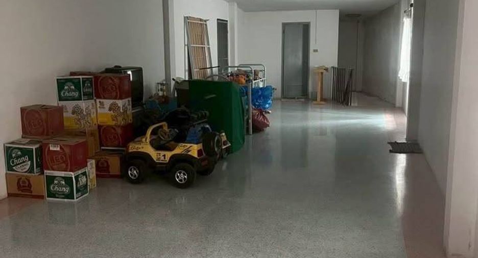 Продажа 4 спальни таунхаус в Mueang Chon Buri, Чонбури