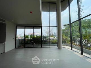 Продажа 3 спальни кондо в Хуаи Кхщанг, Бангкок