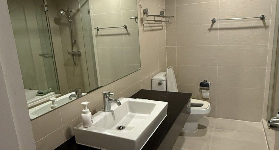 Condo en alquiler de 3 habitaciones en Huai Khwang, Bangkok
