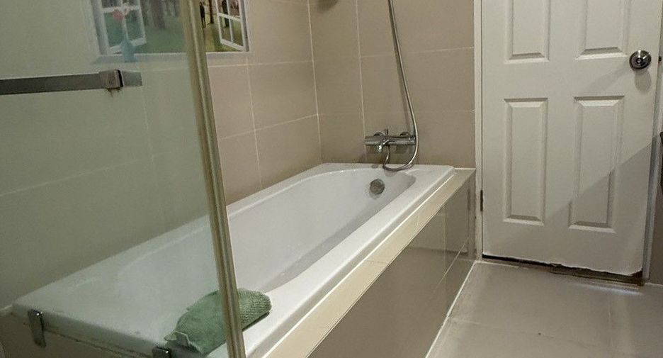 Condo en alquiler de 3 habitaciones en Huai Khwang, Bangkok