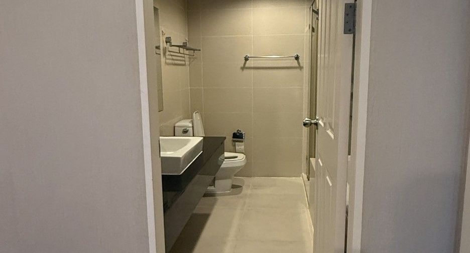 Condo en alquiler de 3 habitaciones en Huai Khwang, Bangkok