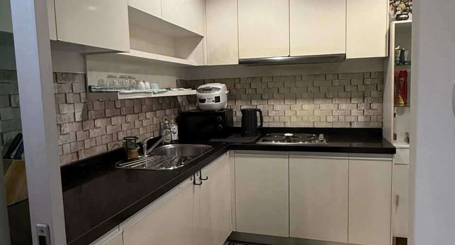 Condo en alquiler de 3 habitaciones en Huai Khwang, Bangkok