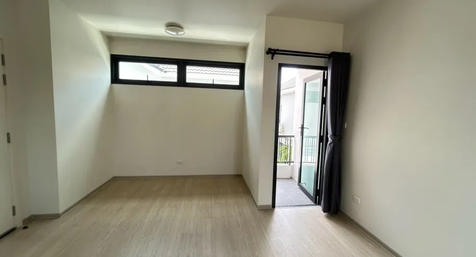 Casa en venta y en alquiler de 4 habitaciones en Bang Phli, Samut Prakan