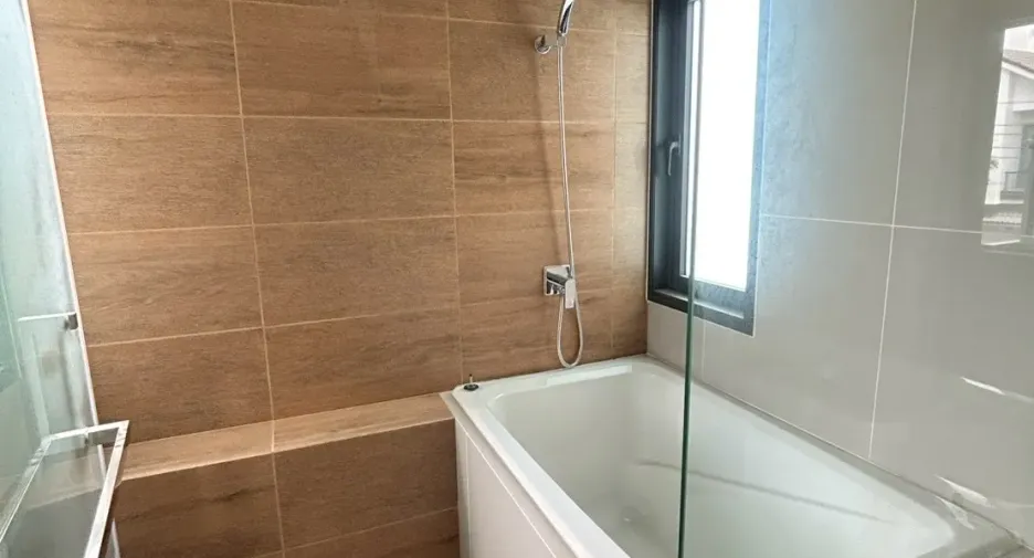 Casa en venta y en alquiler de 4 habitaciones en Bang Phli, Samut Prakan