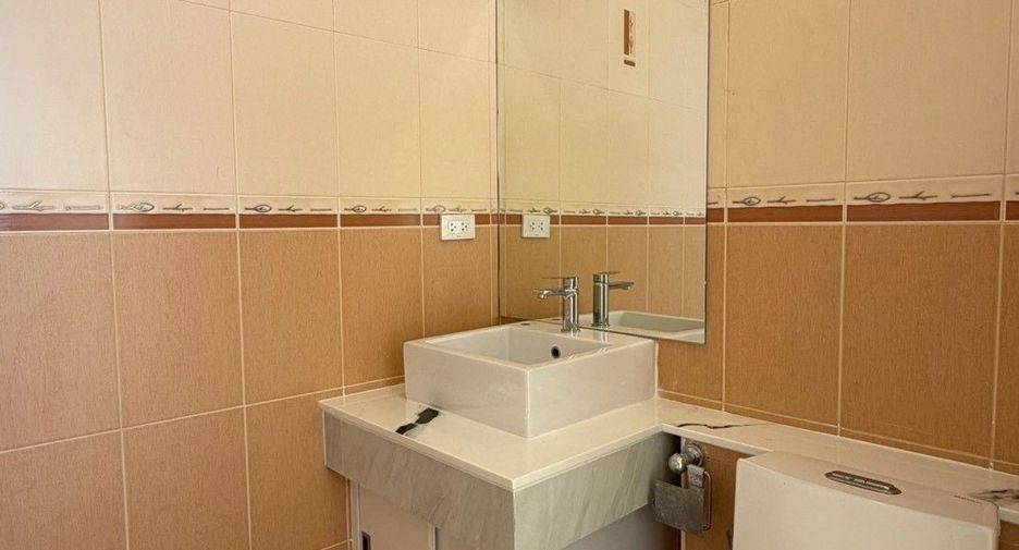 Аренда 4 спальни дом в Банг Ламунг, Чонбури