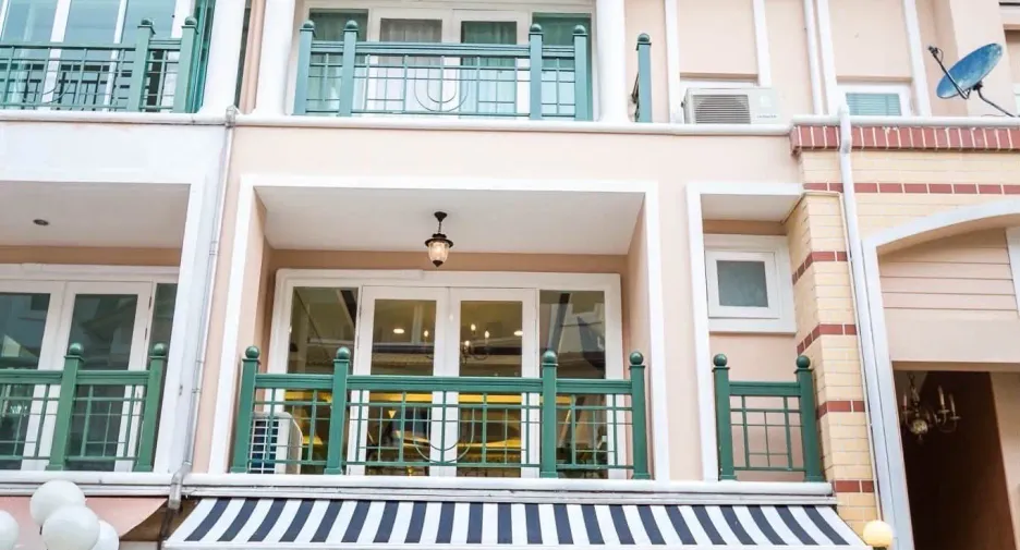 Casa adosada en alquiler de 4 habitaciones en Lat Phrao, Bangkok