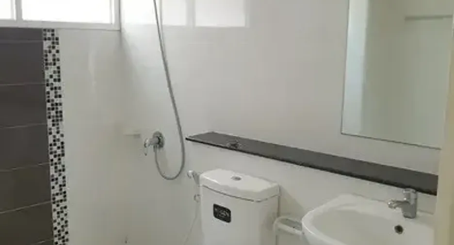 Casa en alquiler de 3 habitaciones en Bang Khen, Bangkok