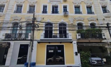 À louer 4 chambres maison de ville à Chatuchak, Bangkok