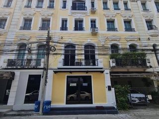 À louer 4 chambres maison de ville à Chatuchak, Bangkok