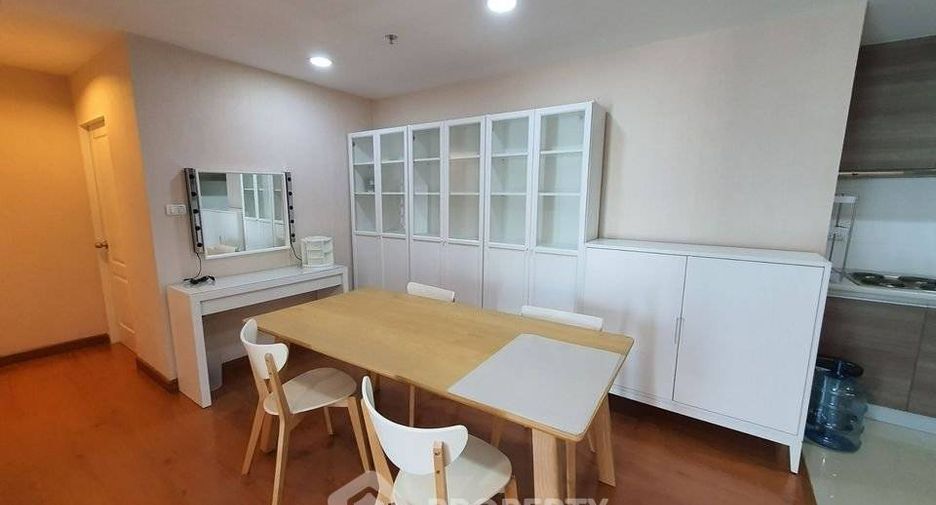 For rent 2 bedrooms condo in Huai Khwang, Bangkok
