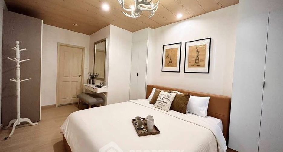 For rent 3 bedrooms condo in Huai Khwang, Bangkok