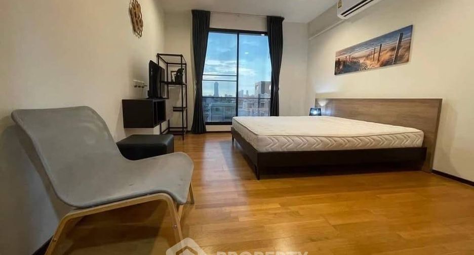 For rent 2 bedrooms condo in Huai Khwang, Bangkok