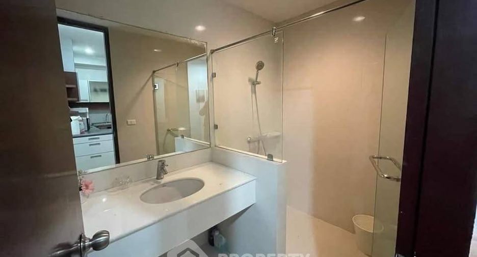 For rent 2 bedrooms condo in Huai Khwang, Bangkok