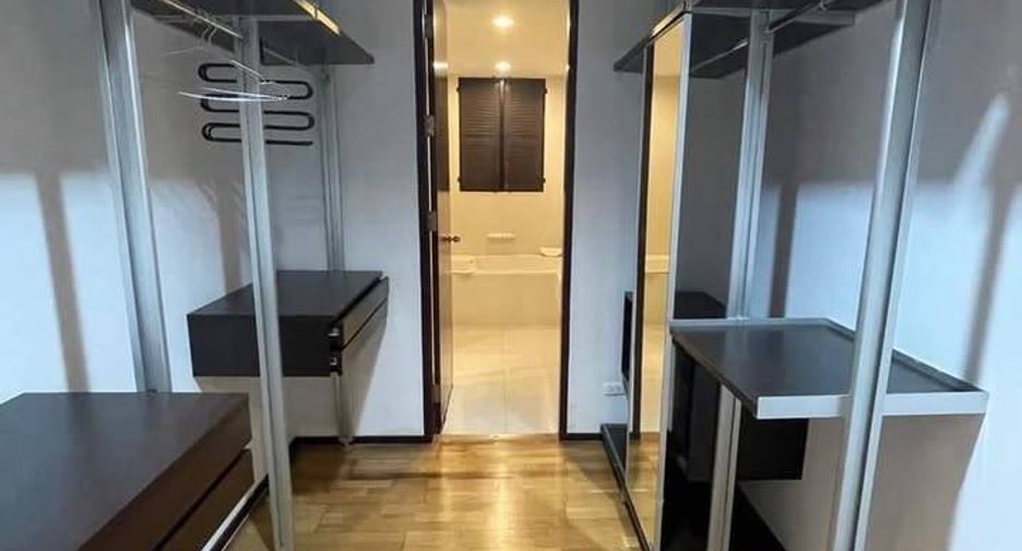 For rent 2 bedrooms condo in Huai Khwang, Bangkok