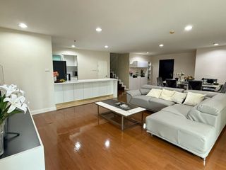 À vendre et à louer 5 chambres condo à Huai Khwang, Bangkok