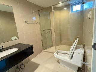 À vendre et à louer 5 chambres condo à Huai Khwang, Bangkok