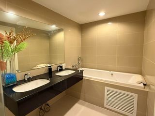 À vendre et à louer 5 chambres condo à Huai Khwang, Bangkok