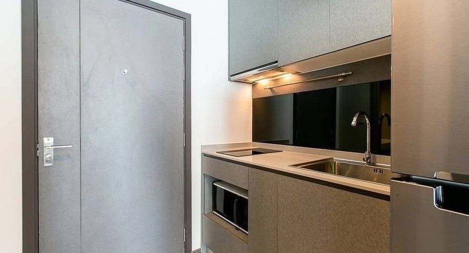 For sale スタジオ condo in Phra Khanong, Bangkok