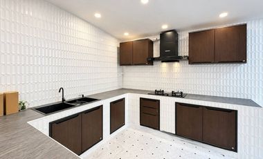 For sale 4 ベッドルーム house in Huai Khwang, Bangkok