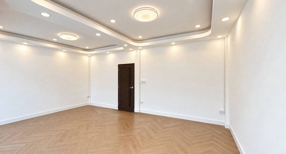 For sale 4 ベッドルーム house in Huai Khwang, Bangkok