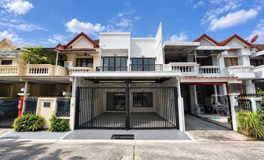 For sale 4 ベッドルーム house in Huai Khwang, Bangkok