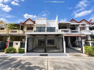 For sale 4 bedrooms house in Huai Khwang, Bangkok