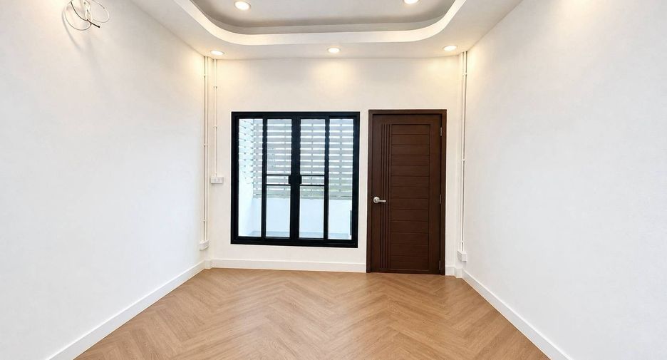 For sale 4 ベッドルーム house in Huai Khwang, Bangkok